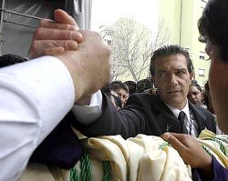 Antonio Banderas acudió  al tinglao para consolar a los hermanos 