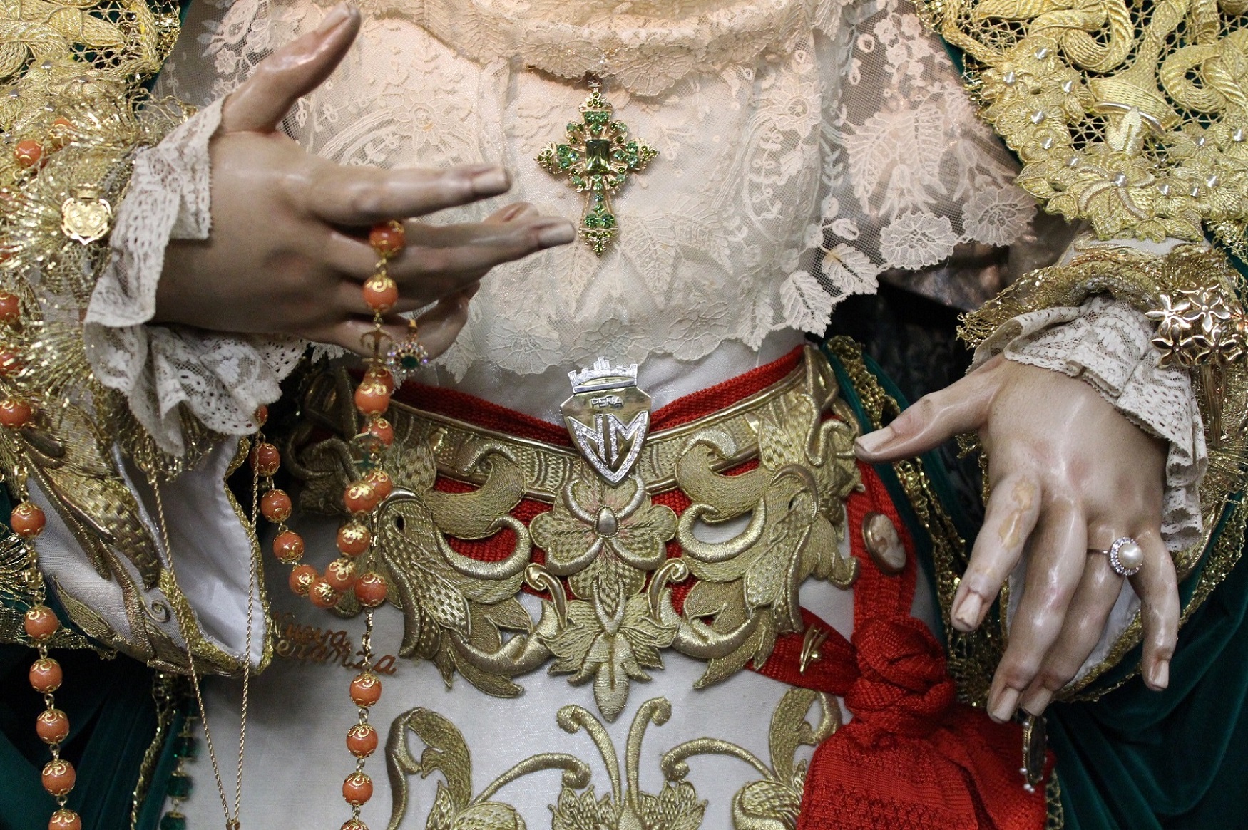 La Peña Nueva Málaga entrega su escudo de oro a María Santísima de Nueva Esperanza